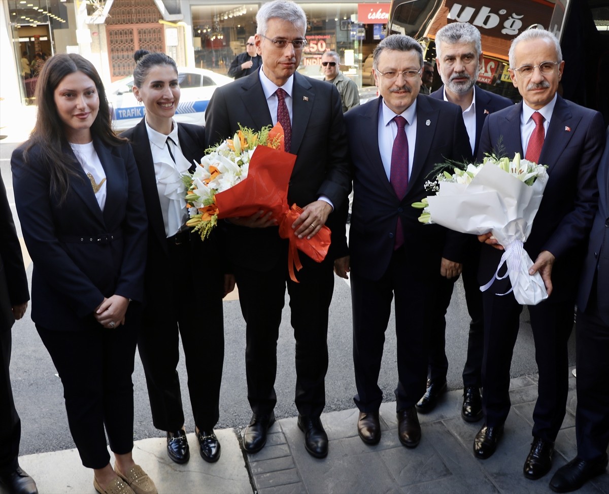 Ulaştırma ve Altyapı Bakanı Abdulkadir Uraloğlu (solda) ve Sağlık Bakanı Kemal Memişoğlu (sağda)...