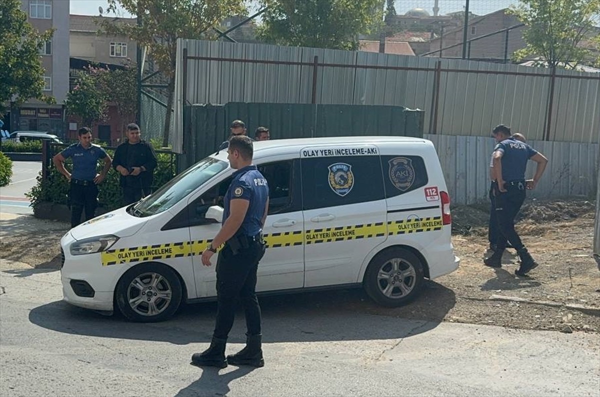 Ümraniye'de bir inşaatın merdiven boşluğunda erkek cesedi bulundu.