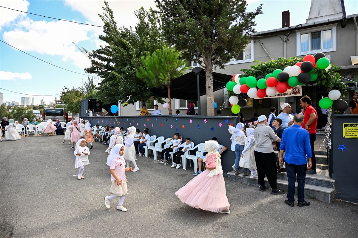 Ümraniye'de, Molla Hüsrev Camisi'ndeki yaz Kur'an kursunda çocuklar, etkinlik ve oyunlar oynarken...