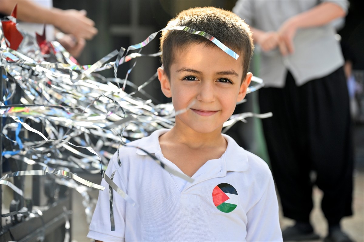 Ümraniye'de, Molla Hüsrev Camisi'ndeki yaz Kur'an kursunda çocuklar, etkinlik ve oyunlar oynarken...