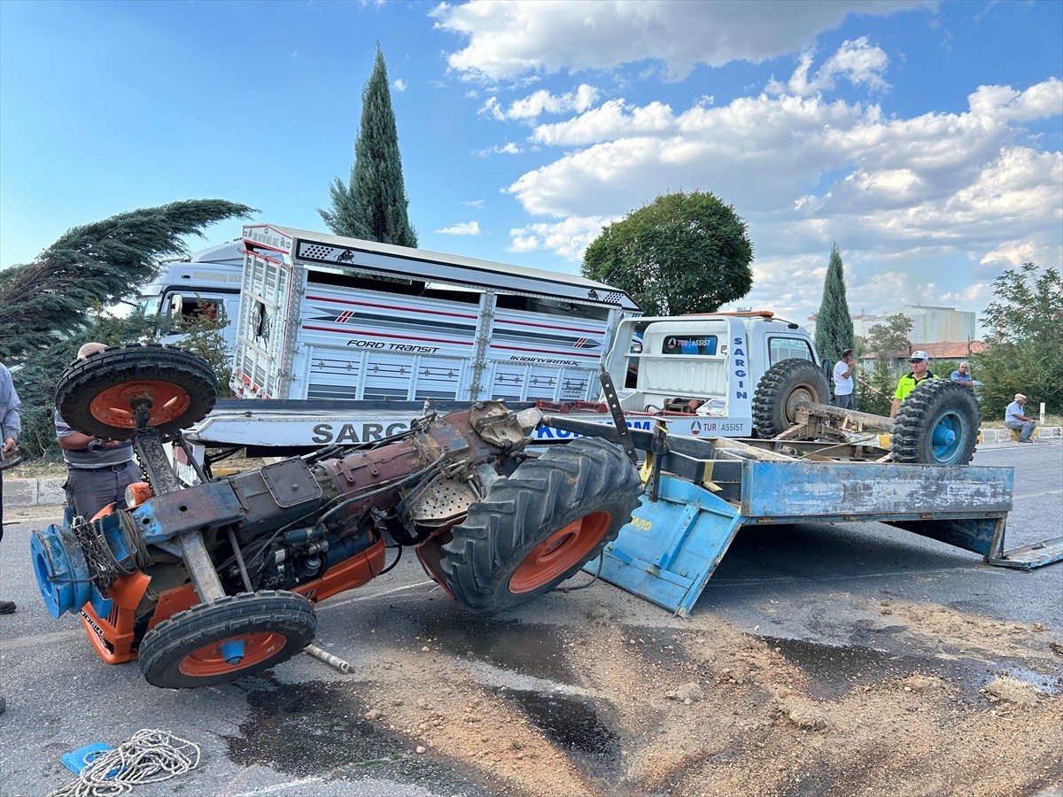 Uşak'ın Banaz ilçesinde traktör ile kamyonetin çarpışması sonucu traktör sürücüsü hayatını...