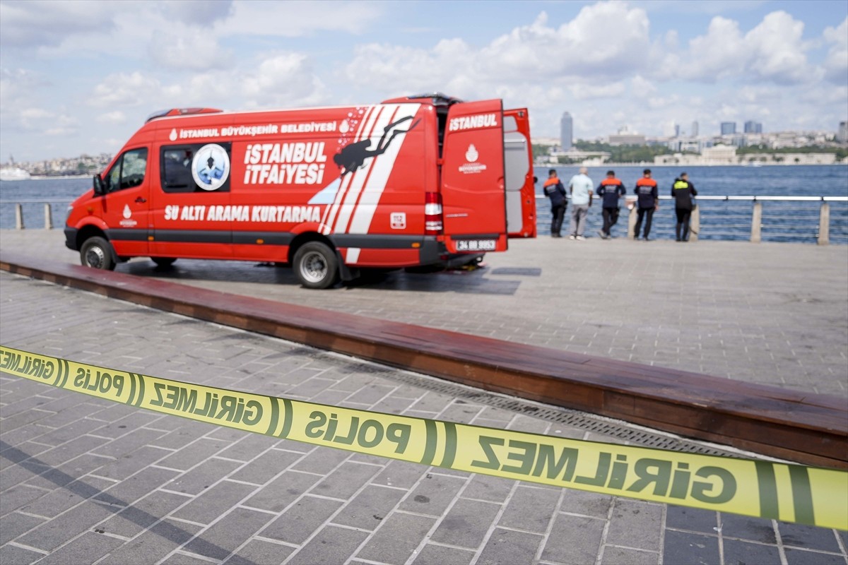 Üsküdar sahilinde denize düşen kadını arama çalışmaları sabah saatlerinde yeniden başlatıldı....