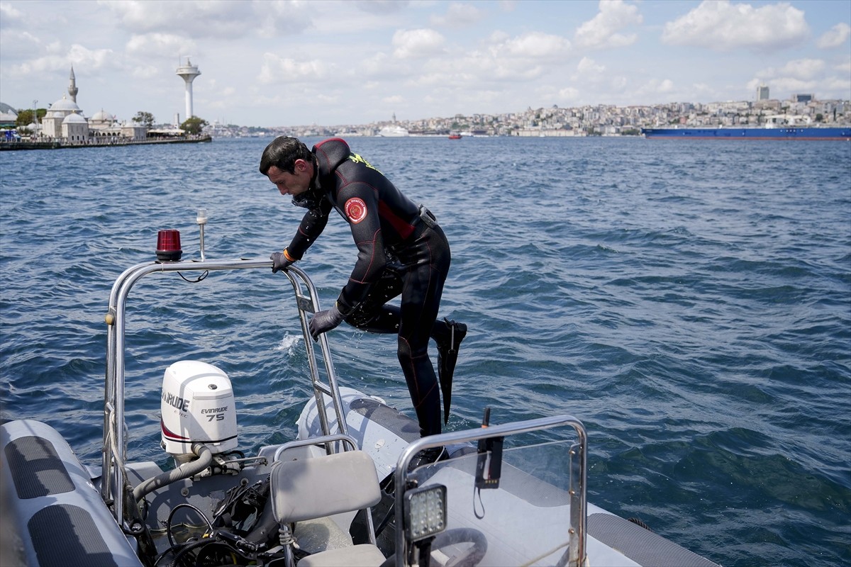 Üsküdar sahilinde denize düşen kadını arama çalışmaları sabah saatlerinde yeniden başlatıldı....