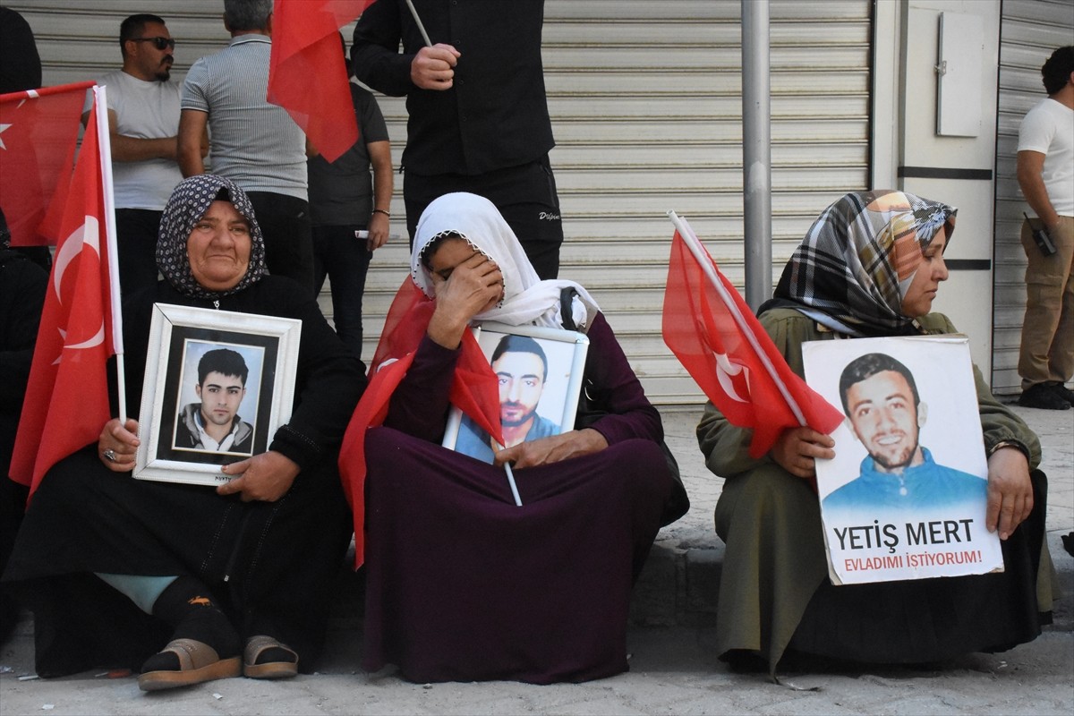 Van'da çocukları dağa kaçırılan aileler, Halkların Eşitlik ve Demokrasi Partisi (DEM Parti) İl...