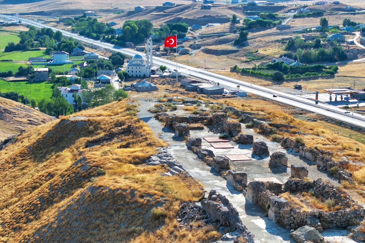 Van'ın Gürpınar ilçesinde, Urartu Kralı 2. Sarduri tarafından inşa edilen Çavuştepe Kalesi'nde...