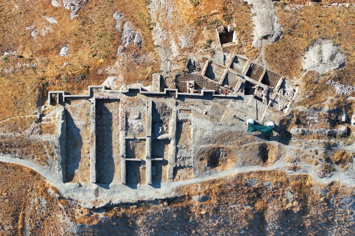 Van'ın Gürpınar ilçesinde, Urartu Kralı 2. Sarduri tarafından inşa edilen Çavuştepe Kalesi'nde...