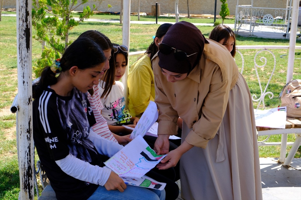 Van'ın İpekyolu ilçesinde çocuklar, İsrail'in saldırıları altındaki Gazze'de yaşayan akranlarına...