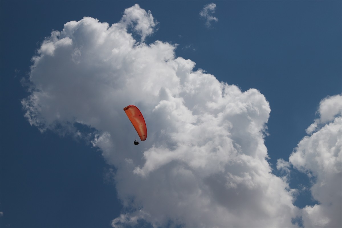Van Valiliği, Gençlik ve Spor İl Müdürlüğü ile Türkiye Hava Sporları Federasyonunun iş birliğiyle...