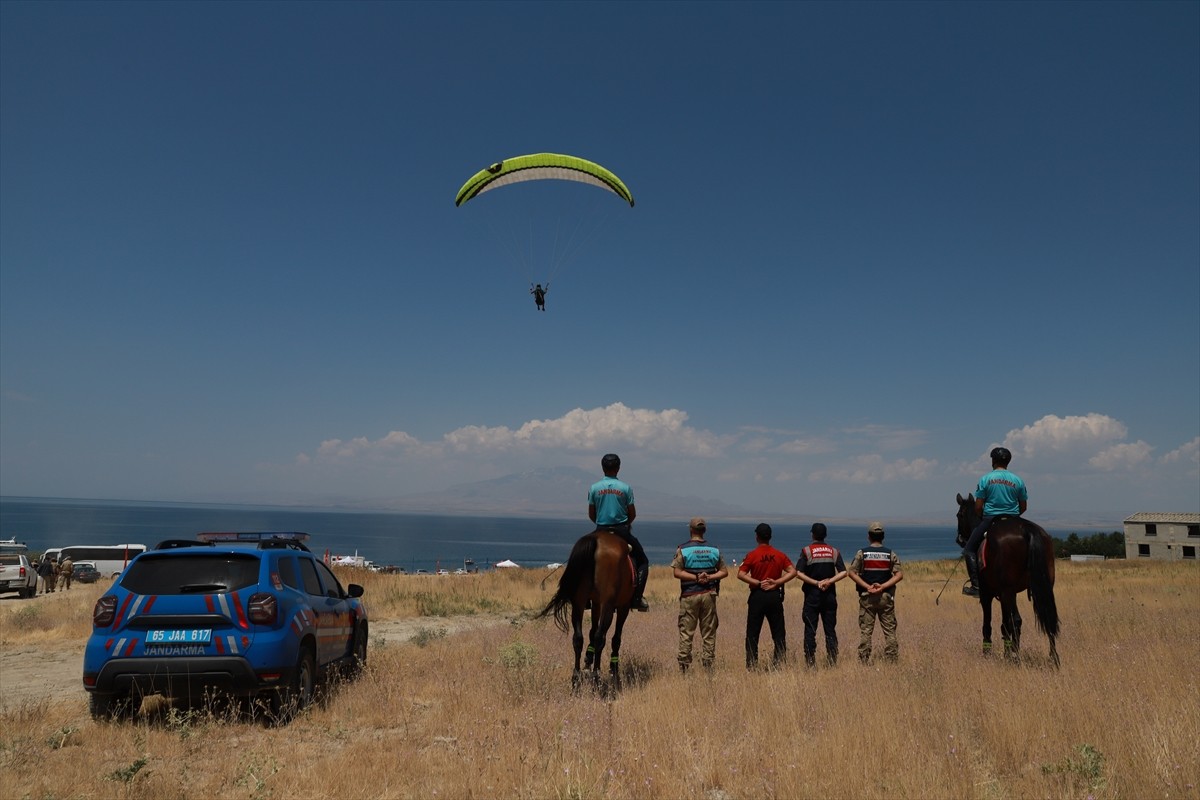 Van Valiliği, Gençlik ve Spor İl Müdürlüğü ile Türkiye Hava Sporları Federasyonunun iş birliğiyle...