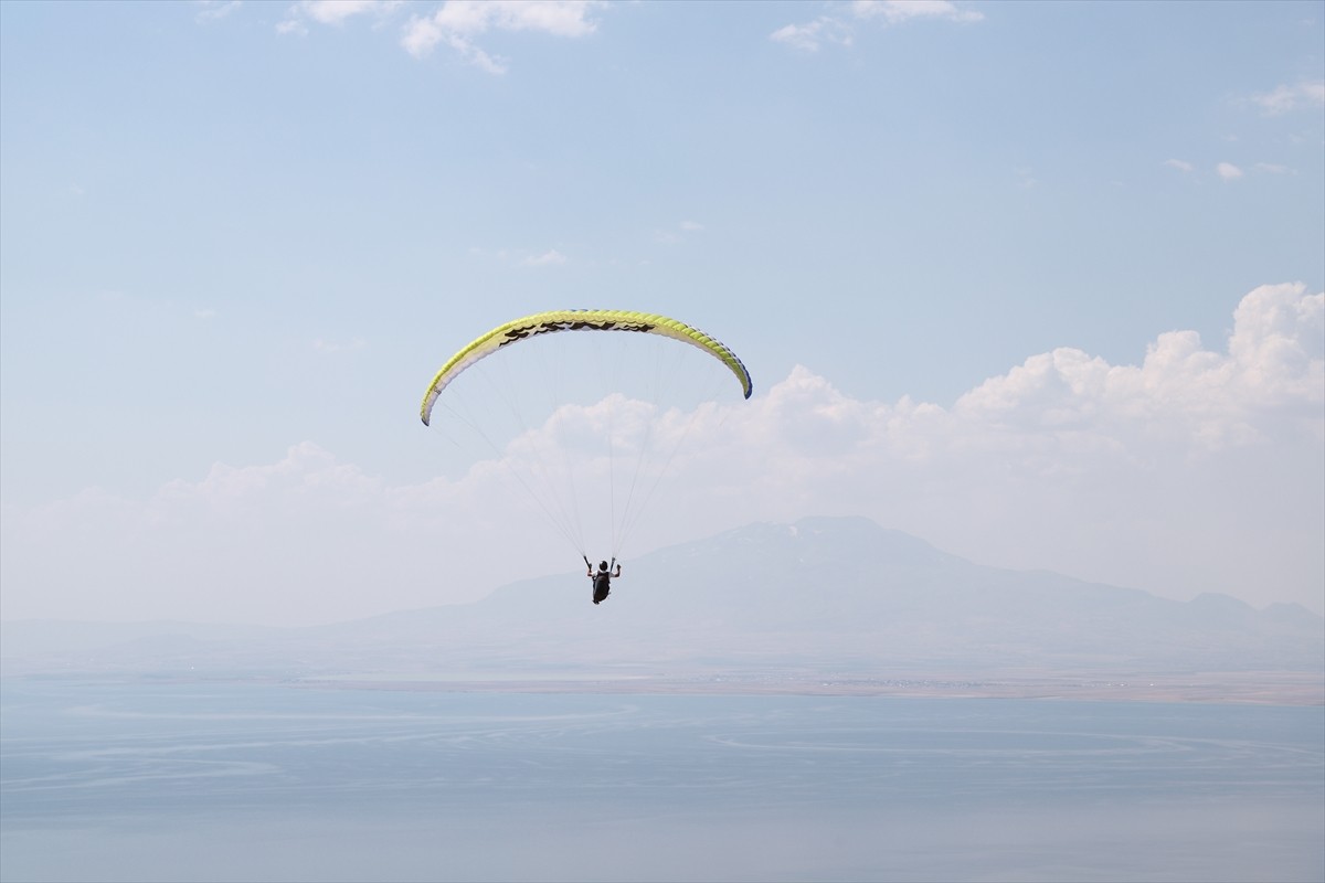 Van Valiliği, Gençlik ve Spor İl Müdürlüğü ile Türkiye Hava Sporları Federasyonunun iş birliğiyle...
