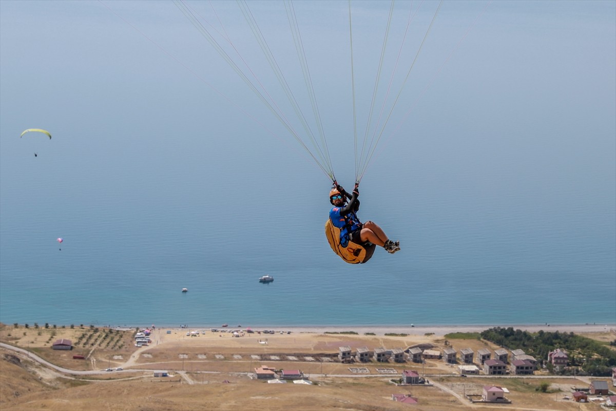 Van Valiliği, Gençlik ve Spor İl Müdürlüğü ile Türkiye Hava Sporları Federasyonunun iş birliğiyle...