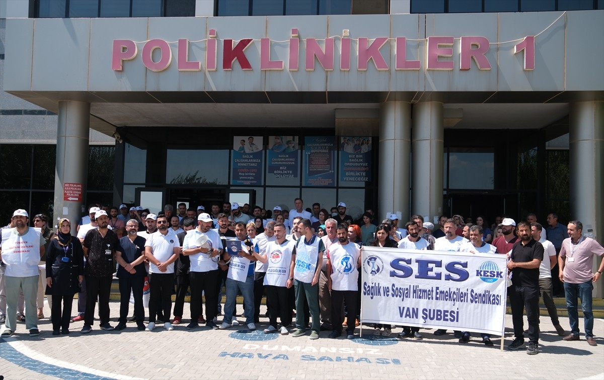 Van Yüzüncü Yıl Üniversitesine bağlı Dursun Odabaş Tıp Merkezi'nde görevli sağlık çalışanının bir...