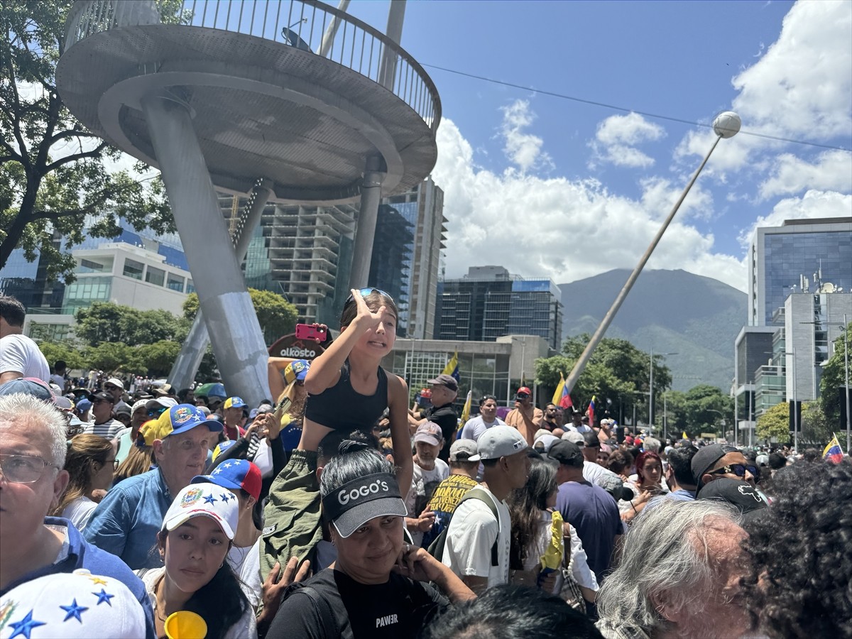 Venezuela'da Devlet Başkanı Nicolas Maduro, destekçileriyle Devlet Başkanlığı Sarayı Miraflores'te...