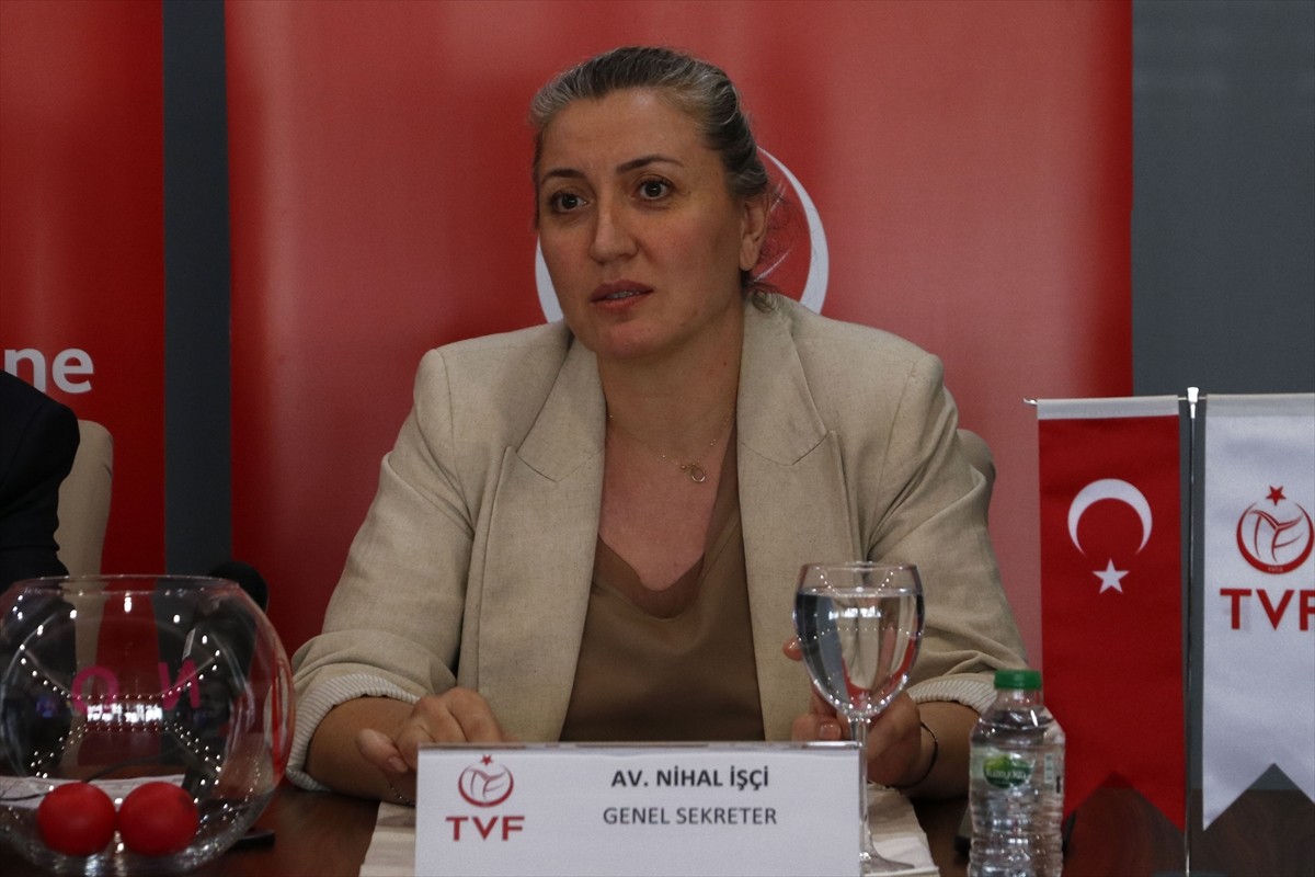 Voleybolda Vodafone Sultanlar Ligi ve Efeler Ligi 2024-25 sezonunun fikstürü belirlendi. Türkiye...