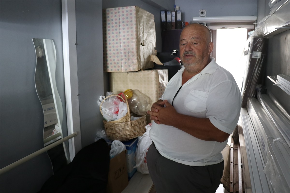 Yalova'da perdecilik yapan esnafın başka bir işle uğraşmasını fırsat bile dükkana girerek para...