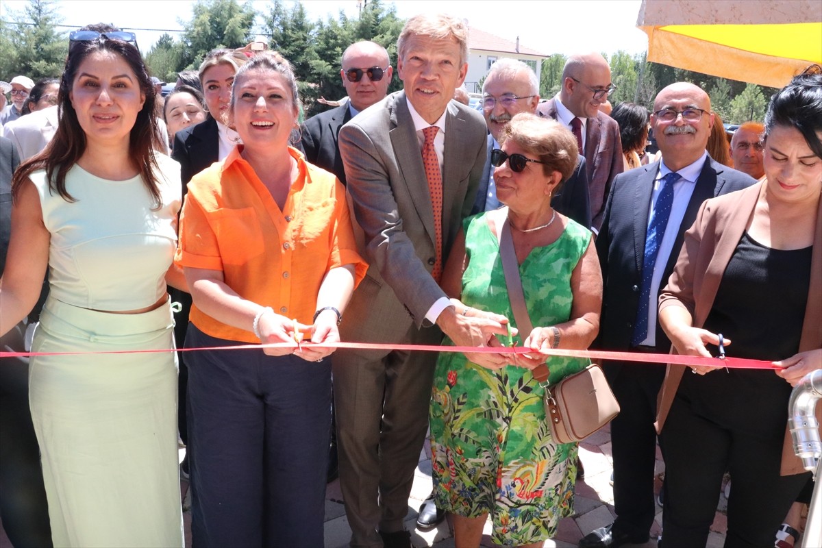 Yozgat'ın Sorgun ilçesine bağlı Bahadın beldesinde Türkiye'den Hollanda'ya çalışmaya giden...