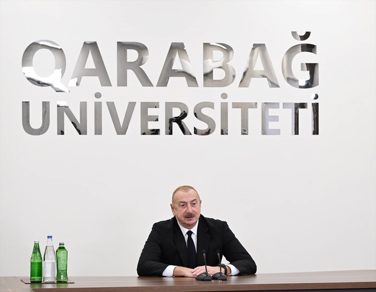 Azerbaycan Cumhurbaşkanı İlham Aliyev (sol 2), Karabağ'daki işgalci rejimin bir zamanlar "başkent"...