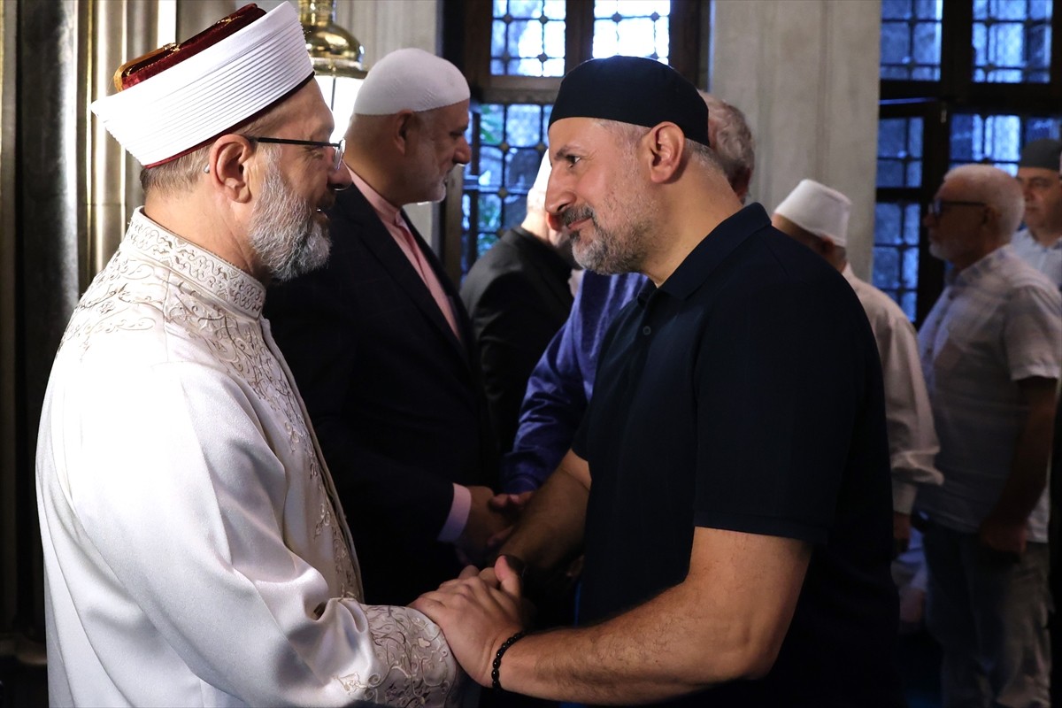 Diyanet İşleri Başkanı Ali Erbaş, Eyüp Sultan Camisi'nde sabah namazında vatandaşlarla bir araya...