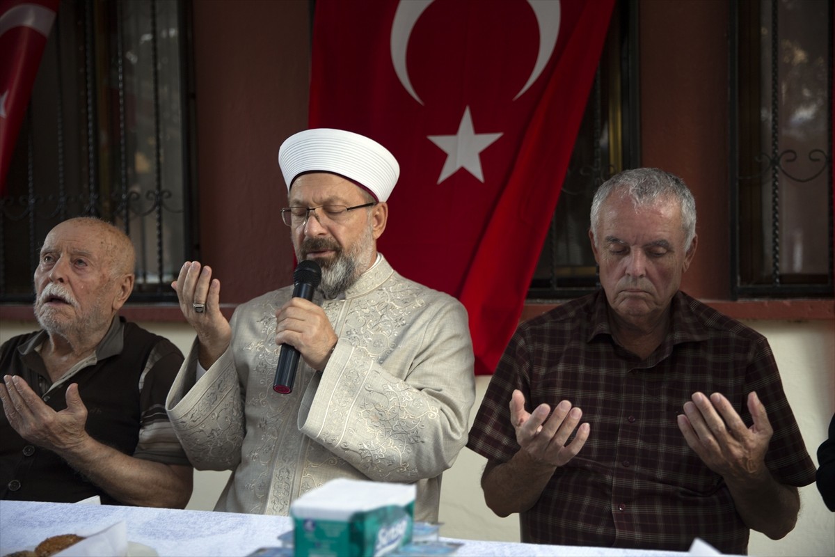 Diyanet İşleri Başkanı Ali Erbaş (sol 2), Batı Şeria'da katıldığı barışçıl gösteride İsrail...