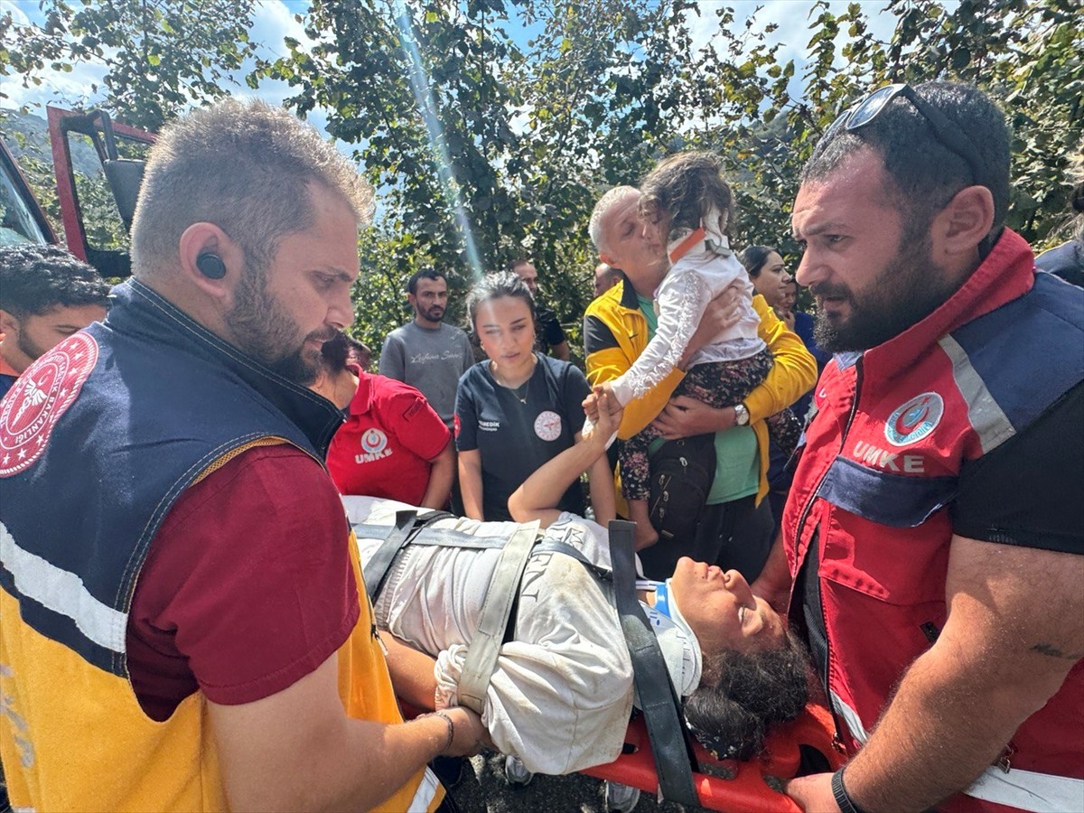 Düzce'de mevsimlik tarım işçilerini taşıyan minibüsün şarampole devrilmesi sonucu 15 kişi...