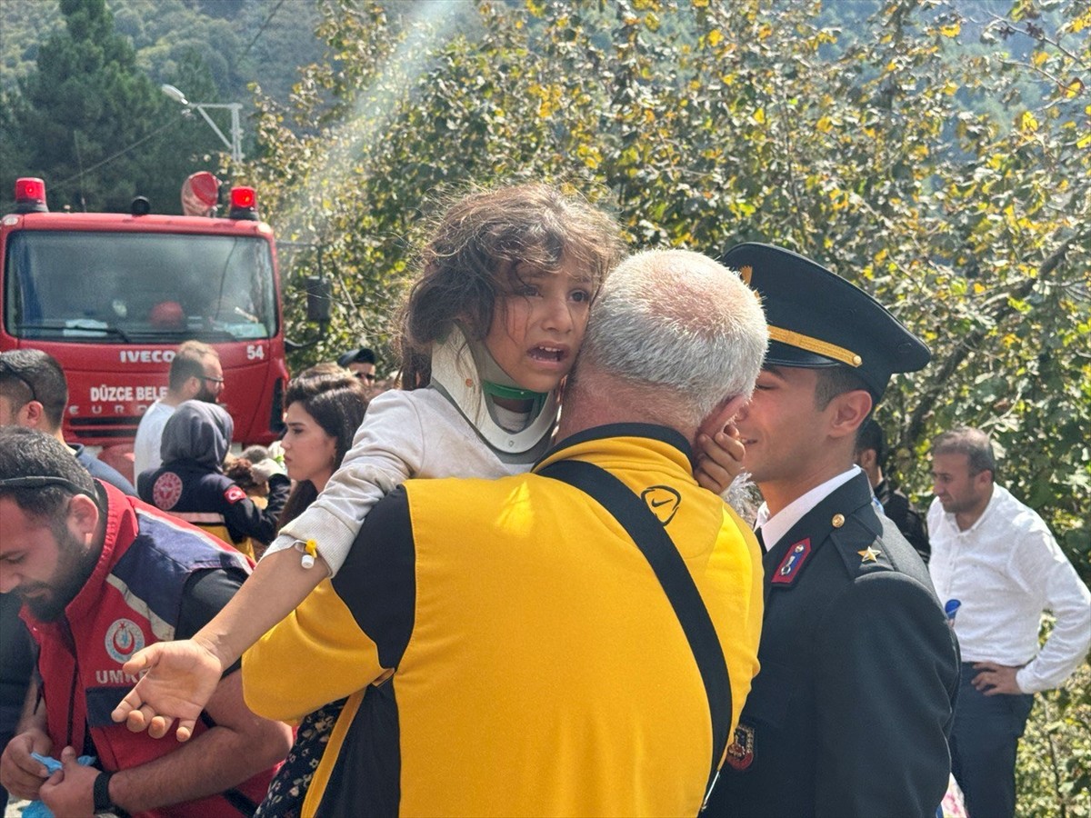 Düzce'de mevsimlik tarım işçilerini taşıyan minibüsün şarampole devrilmesi sonucu 15 kişi...