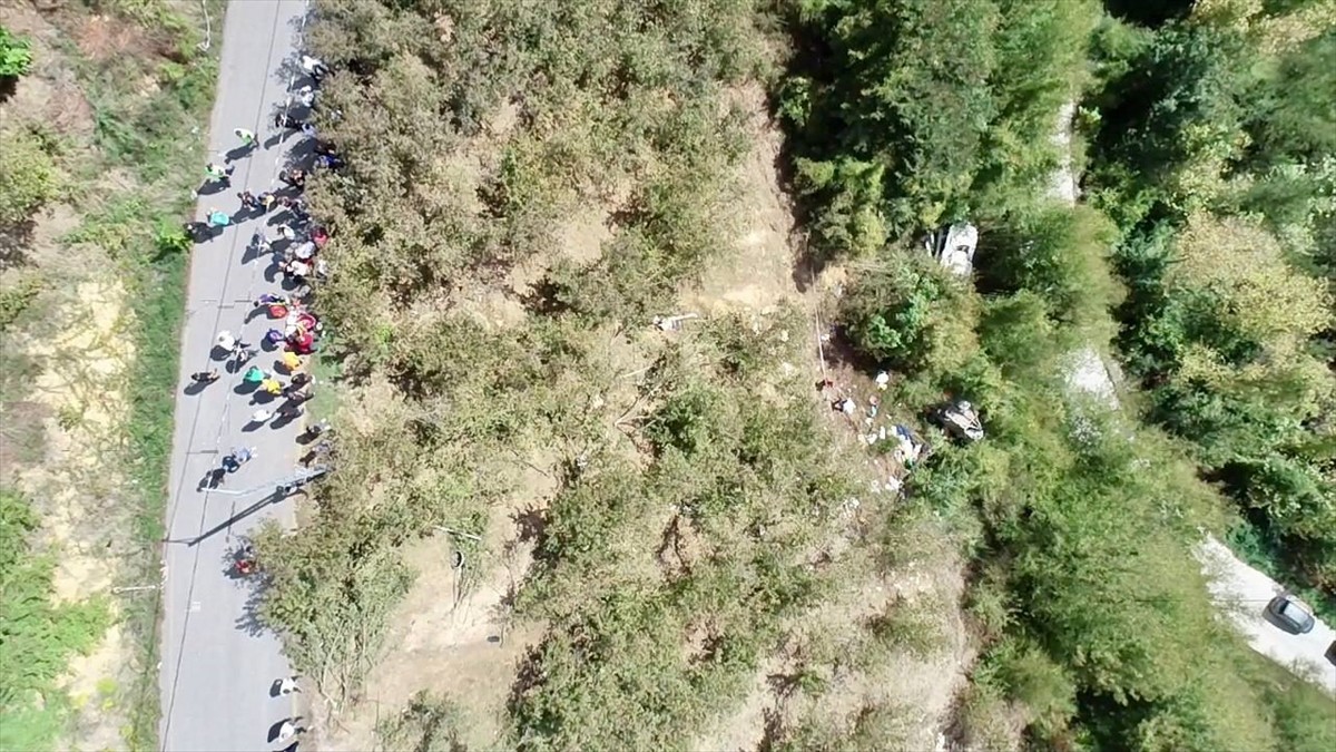 Düzce'de mevsimlik tarım işçilerini taşıyan minibüsün şarampole devrilmesi sonucu 15 kişi...