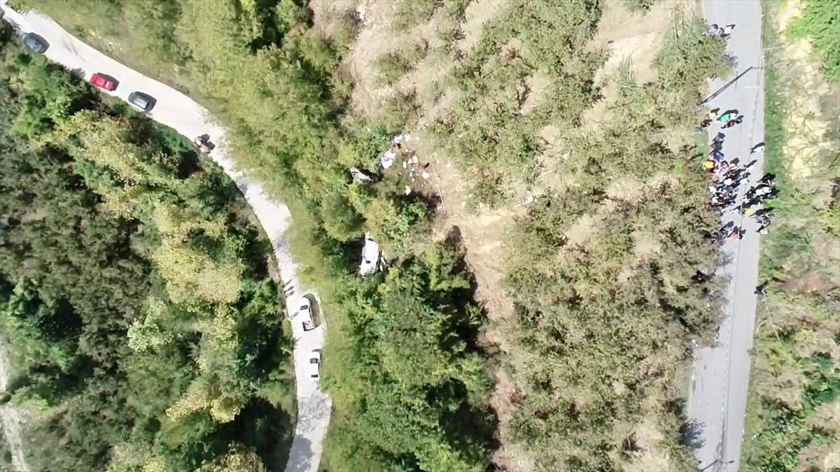 Düzce'de mevsimlik tarım işçilerini taşıyan minibüsün şarampole devrilmesi sonucu 15 kişi...