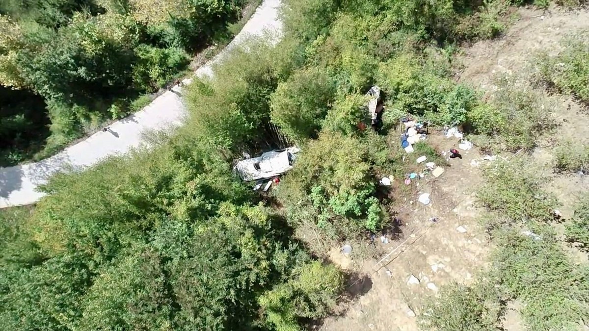 Düzce'de mevsimlik tarım işçilerini taşıyan minibüsün şarampole devrilmesi sonucu 15 kişi...