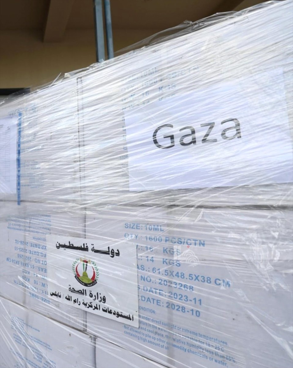 Filistin Sağlık Bakanlığı, Gazze Şeridi'ne 5 tırdan oluşan ilaç ve tıbbi malzeme gönderdi....