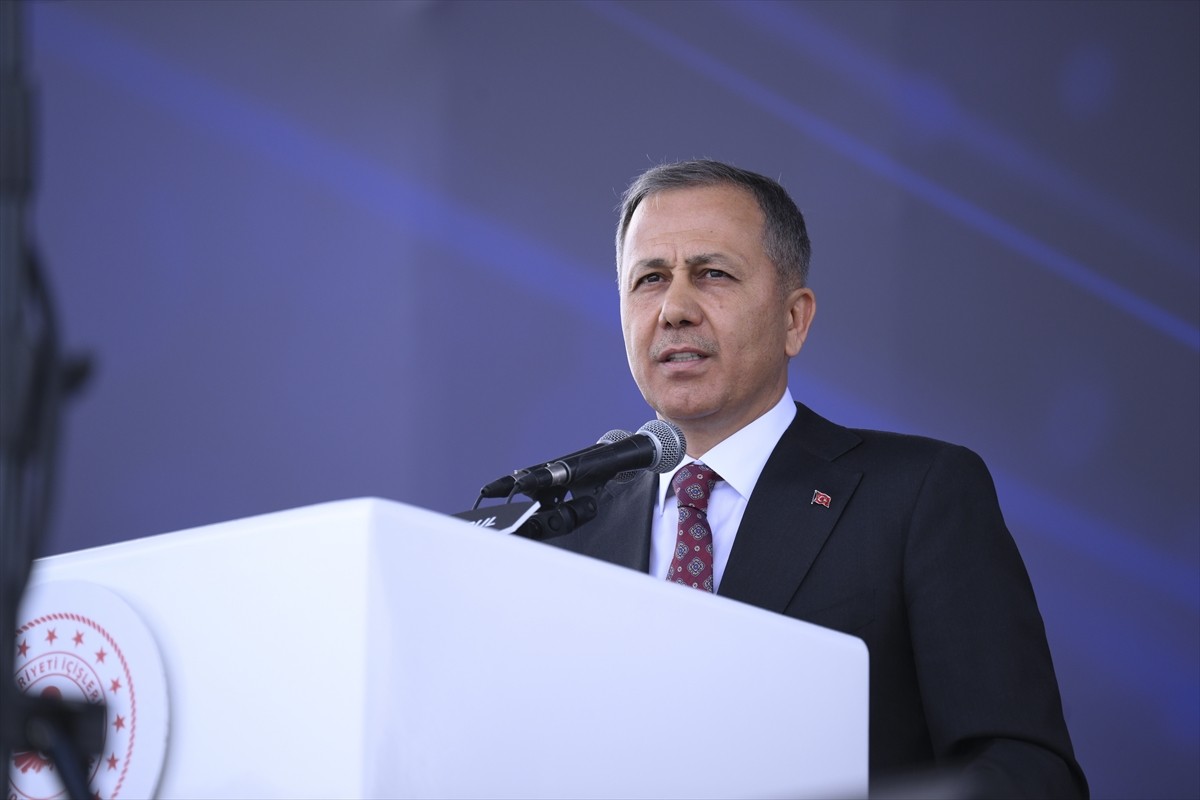 İçişleri Bakanı Ali Yerlikaya, Atatürk Havalimanı'nda, Jandarma ve Emniyet Teşkilatlarına 7204...