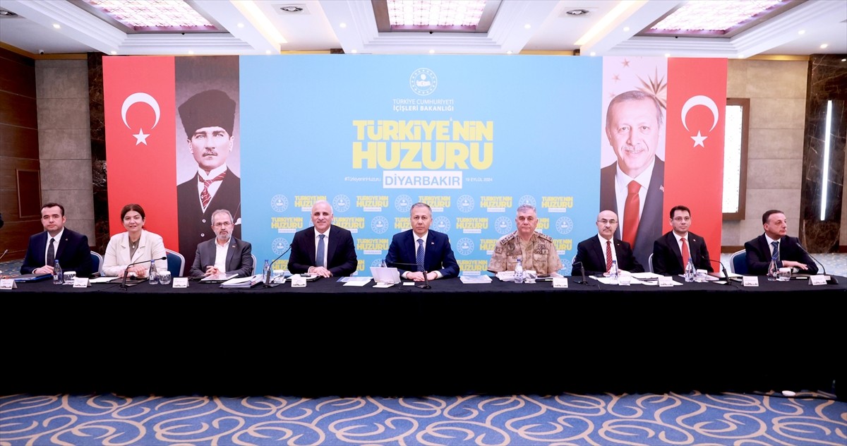 İçişleri Bakanı Ali Yerlikaya (ortada) başkanlığında, "Diyarbakır Huzur ve Güvenlik Toplantısı"...