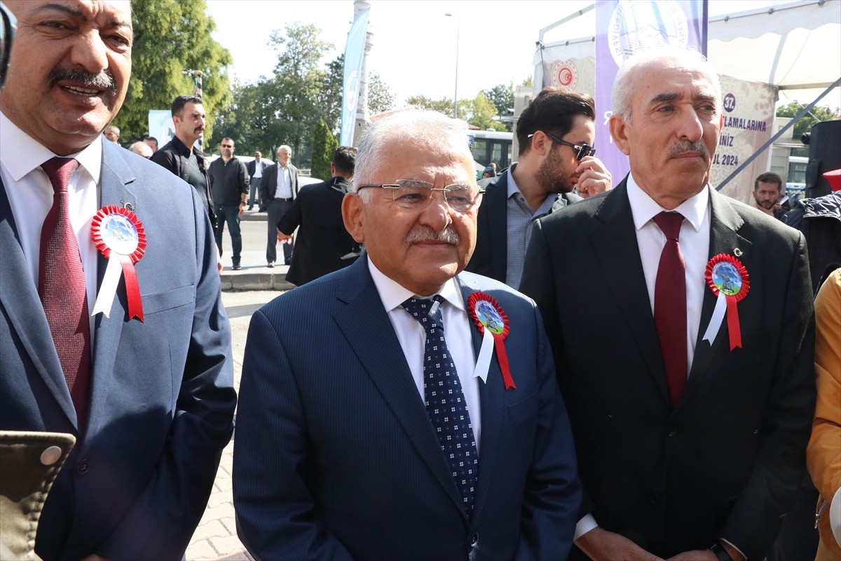 Kayseri Büyükşehir Belediye Başkanı Memduh Büyükkılıç (ortada), Erciyes Yüksek İrtifa Kamp...