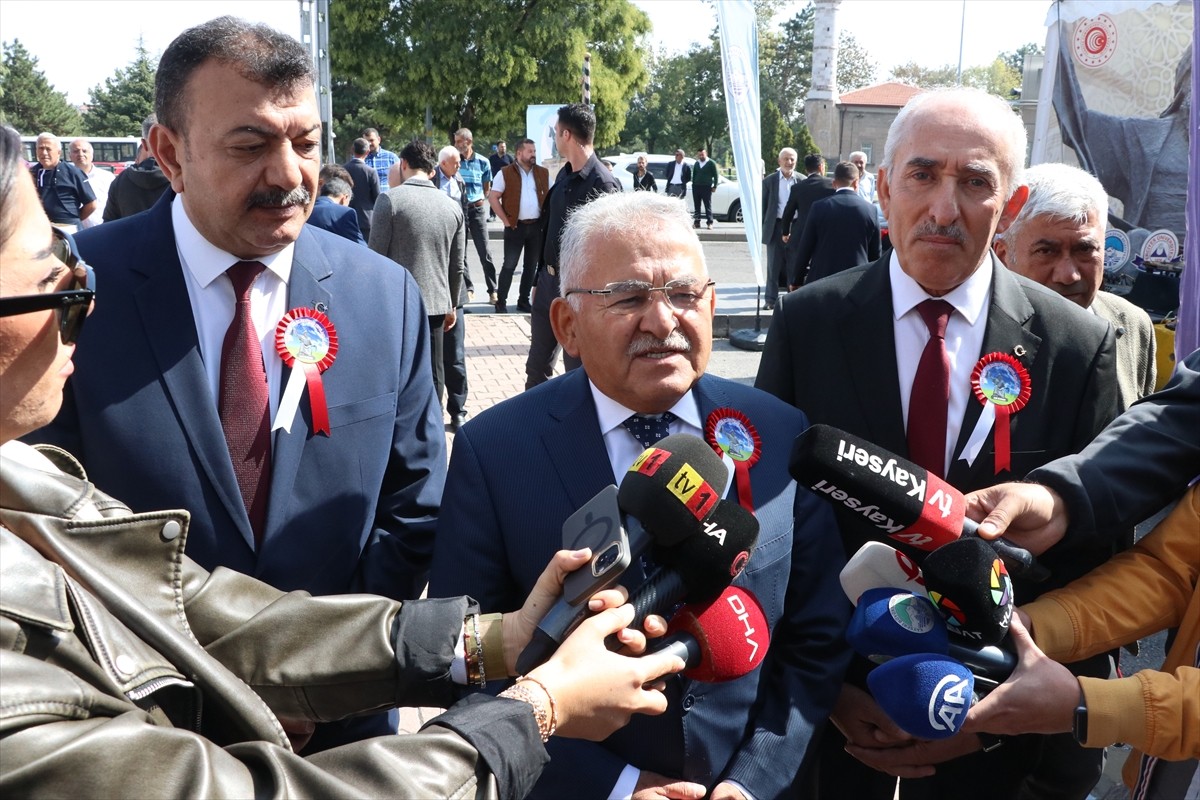 Kayseri Büyükşehir Belediye Başkanı Memduh Büyükkılıç (ortada), Erciyes Yüksek İrtifa Kamp...