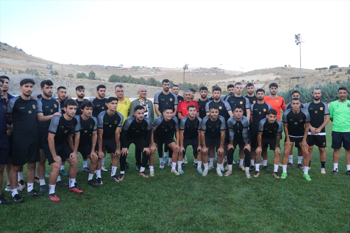 Malatya Büyükşehir Belediye Başkanı Sami Er, Nurettin Soykan Tesisleri'nde antrenman yapan Yeni...