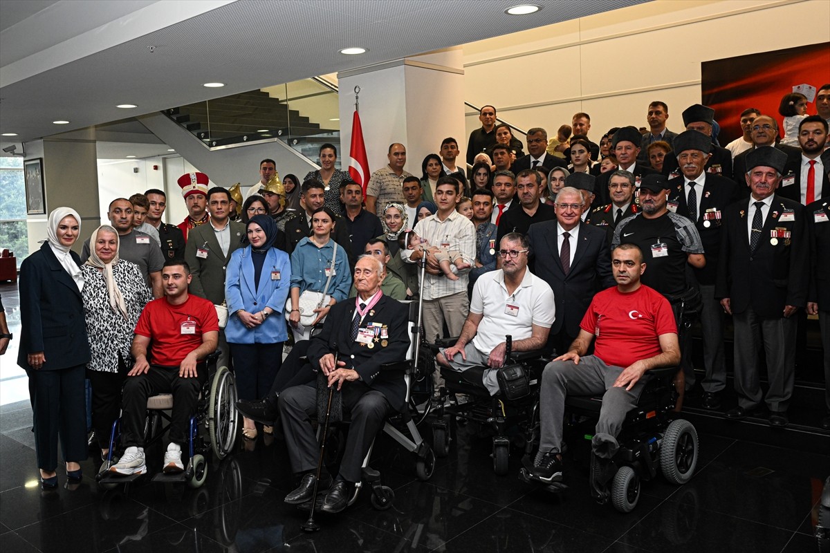 Milli Savunma Bakanı Yaşar Güler ile Aile ve Sosyal Hizmetler Bakanı Mahinur Özdemir Göktaş'ın...