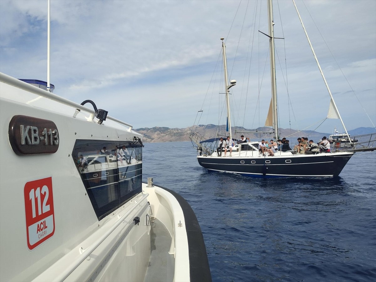 Muğla'nın Marmaris ilçesi açıklarında motor arızasıyla sürüklenen yelkenli teknede, aralarında...