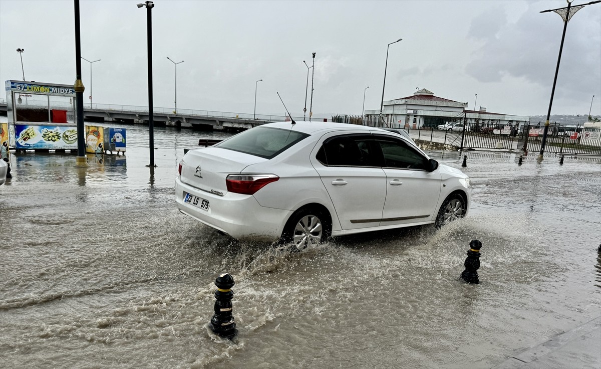 Sinop'ta etkili olan sağanak, bazı yollarda su birikintilerine neden oldu.