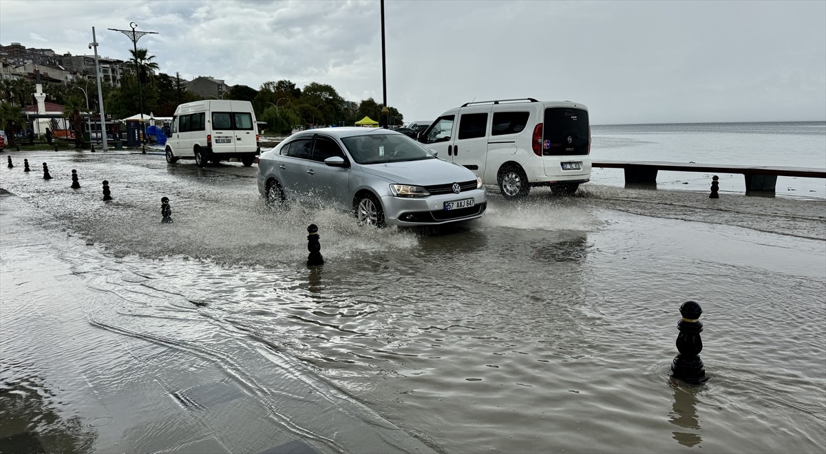 Sinop'ta etkili olan sağanak, bazı yollarda su birikintilerine neden oldu.