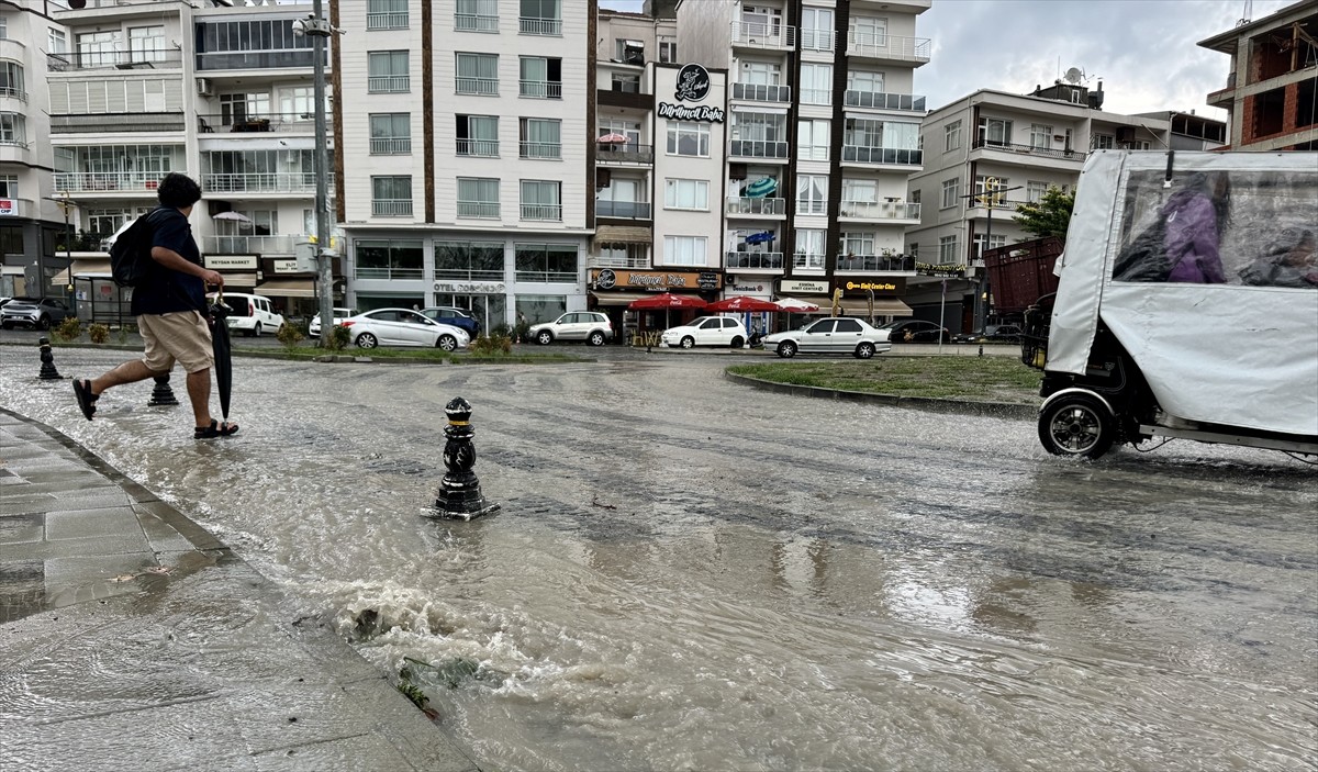 Sinop'ta etkili olan sağanak, bazı yollarda su birikintilerine neden oldu.