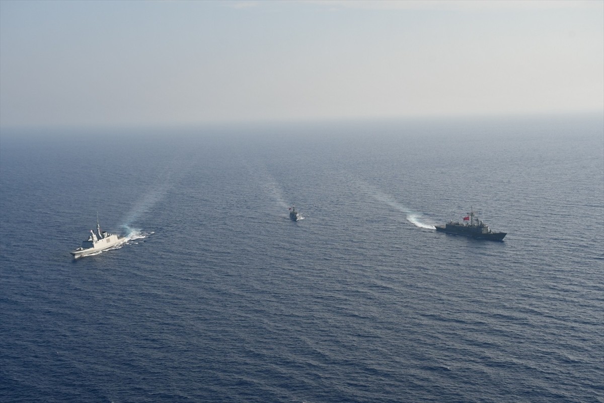 TCG Gelibolu fırkateyni ile TCG Bafra karakol gemisi, Fransa Deniz Kuvvetlerine ait FS Languedoc...