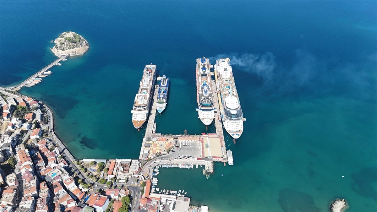 Türkiye'nin önemli turizm destinasyonlarından Aydın'ın Kuşadası ilçesine, kruvaziyerlerle iki...