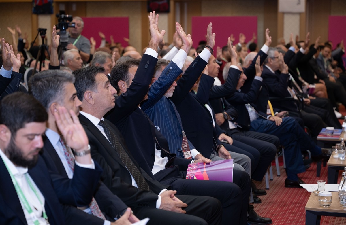 Türkiye Okçuluk Federasyonunun olağan genel kurulunda Abdullah Topaloğlu, yeniden başkanlığa...