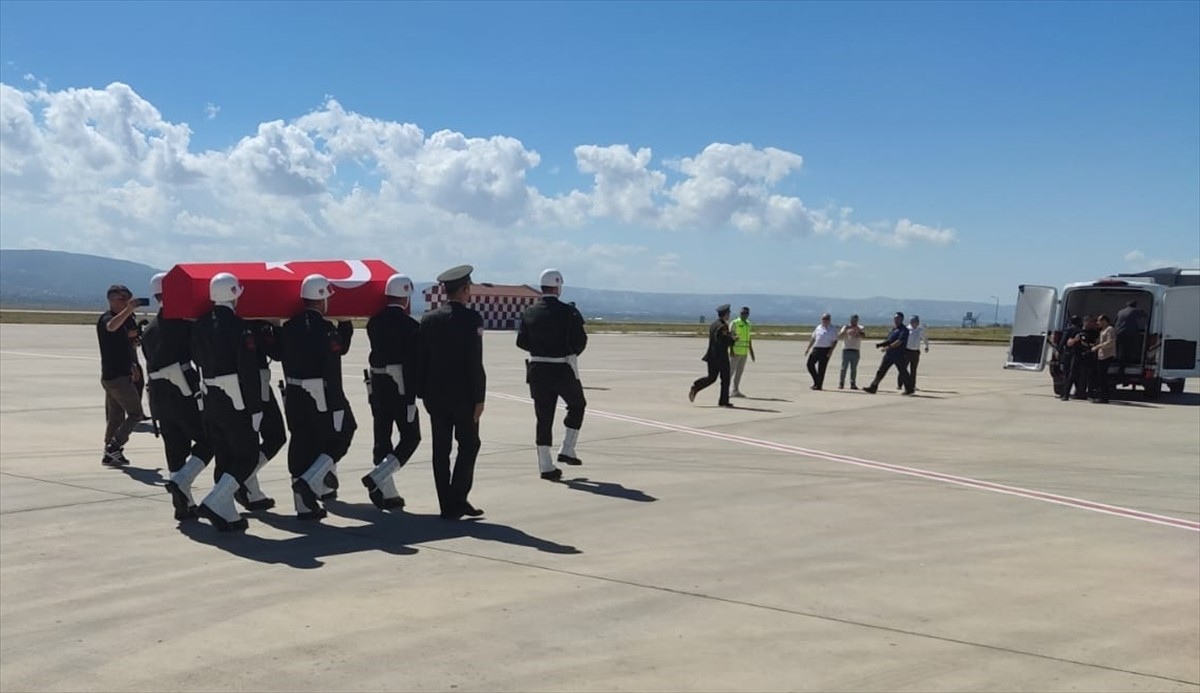 Zeytin Dalı Harekatı bölgesinde meydana gelen silah kazasında şehit olan Piyade Uzman Çavuş Onur...