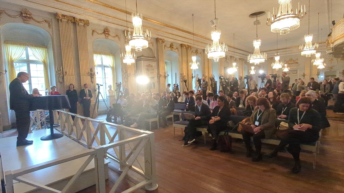 2024 Nobel Edebiyat Ödülü'nü "şiirsel düzyazısı nedeniyle" Güney Koreli roman yazarı Han Kang...