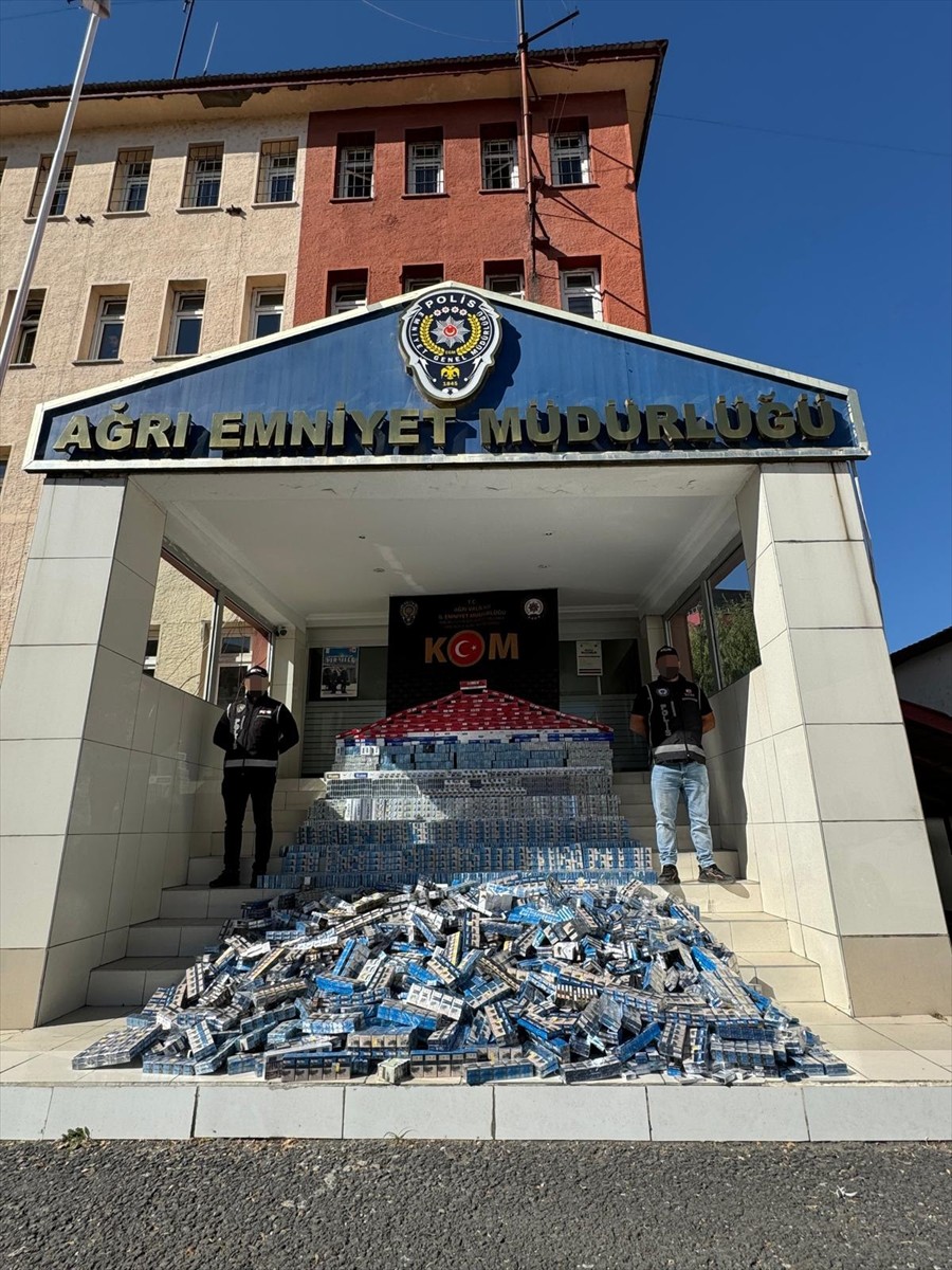 Ağrı'da "dur" ihtarına uymayan araçta 18 bin 100 paket gümrük kaçağı sigara ele geçirildi...