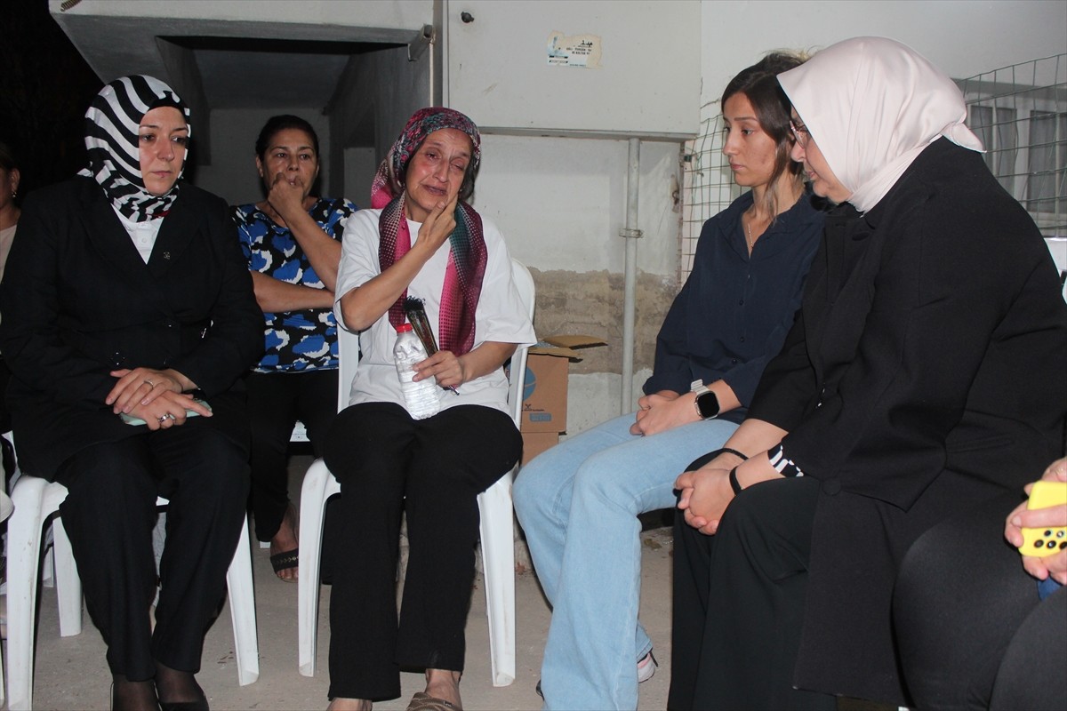 AK Parti Genel Merkez Kadın Kolları Başkanı ve Düzce Milletvekili Ayşe Keşir (sağda), Manisa'nın...