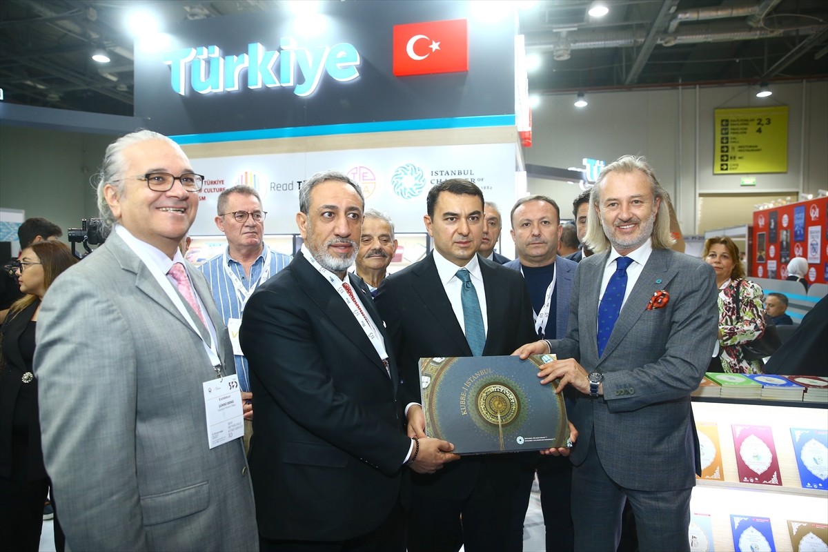 Azerbaycan'da 10. Uluslararası Bakü Kitap Fuarı kapılarını kitapseverlere açtı. Ünlü şair ve...