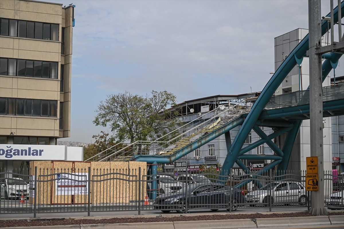 Başkentte, Kazım Karabekir Caddesi üzerinde bulunan ve yayaların yoğun olarak kullandığı üst...