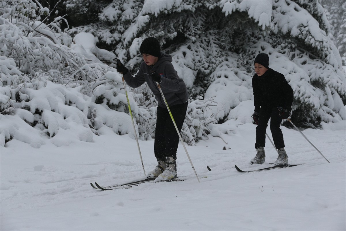 Bolu'nun yüksek kesimlerinde kar yağışını fırsat bilen kayaklı koşu sporcuları antrenmanlara start...