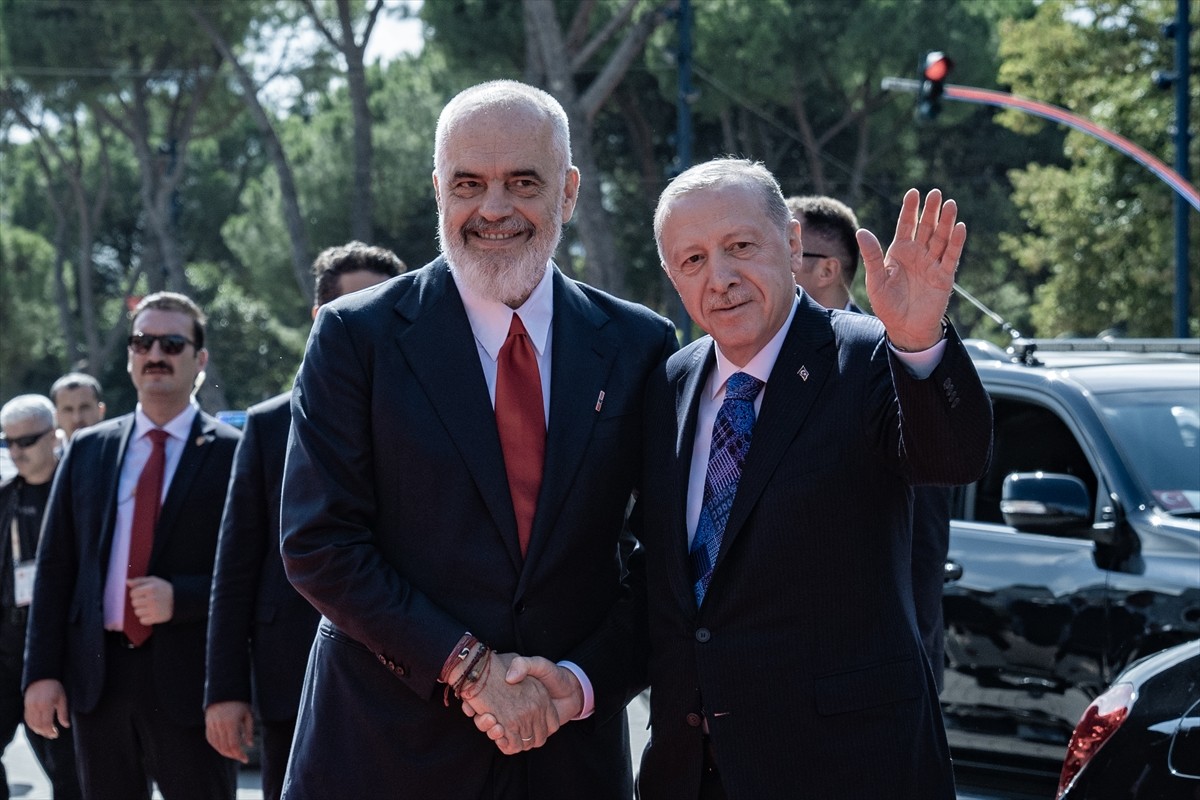 Cumhurbaşkanı Recep Tayyip Erdoğan, resmi temaslarda bulunmak üzere geldiği Arnavutluk'un başkenti...